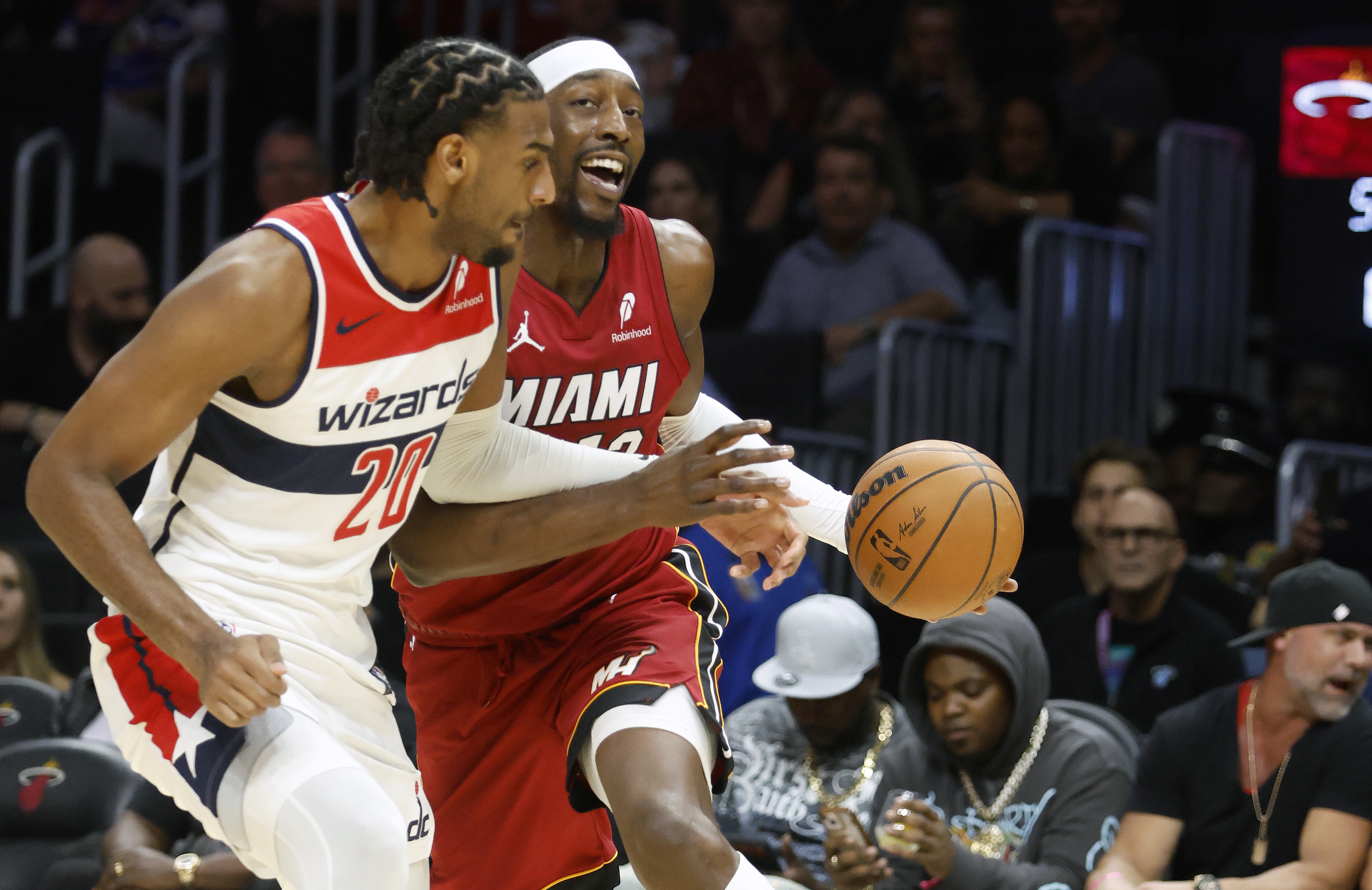 81分亲历者维拉纽瓦:科比那场很胶着 热火赢20+故意犯规让他得分