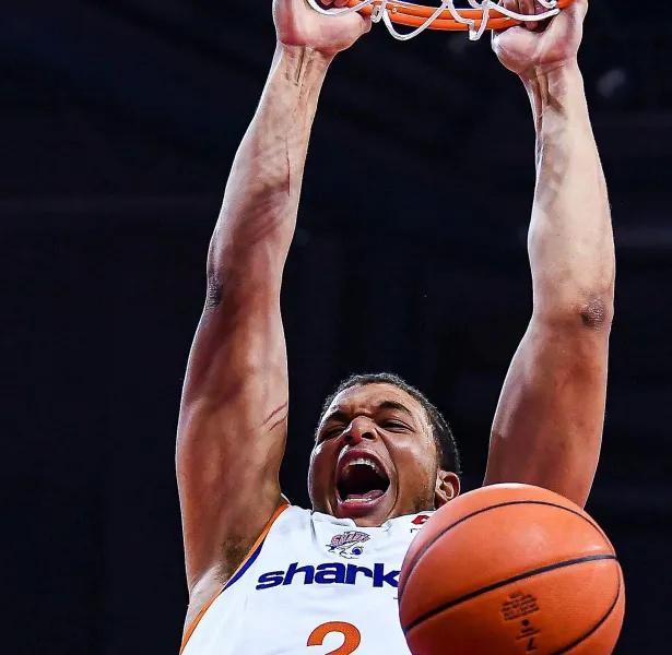 首节20分+全场36分!35岁弗格加盟即巅峰,上海捡到CBA最强“定海神针”