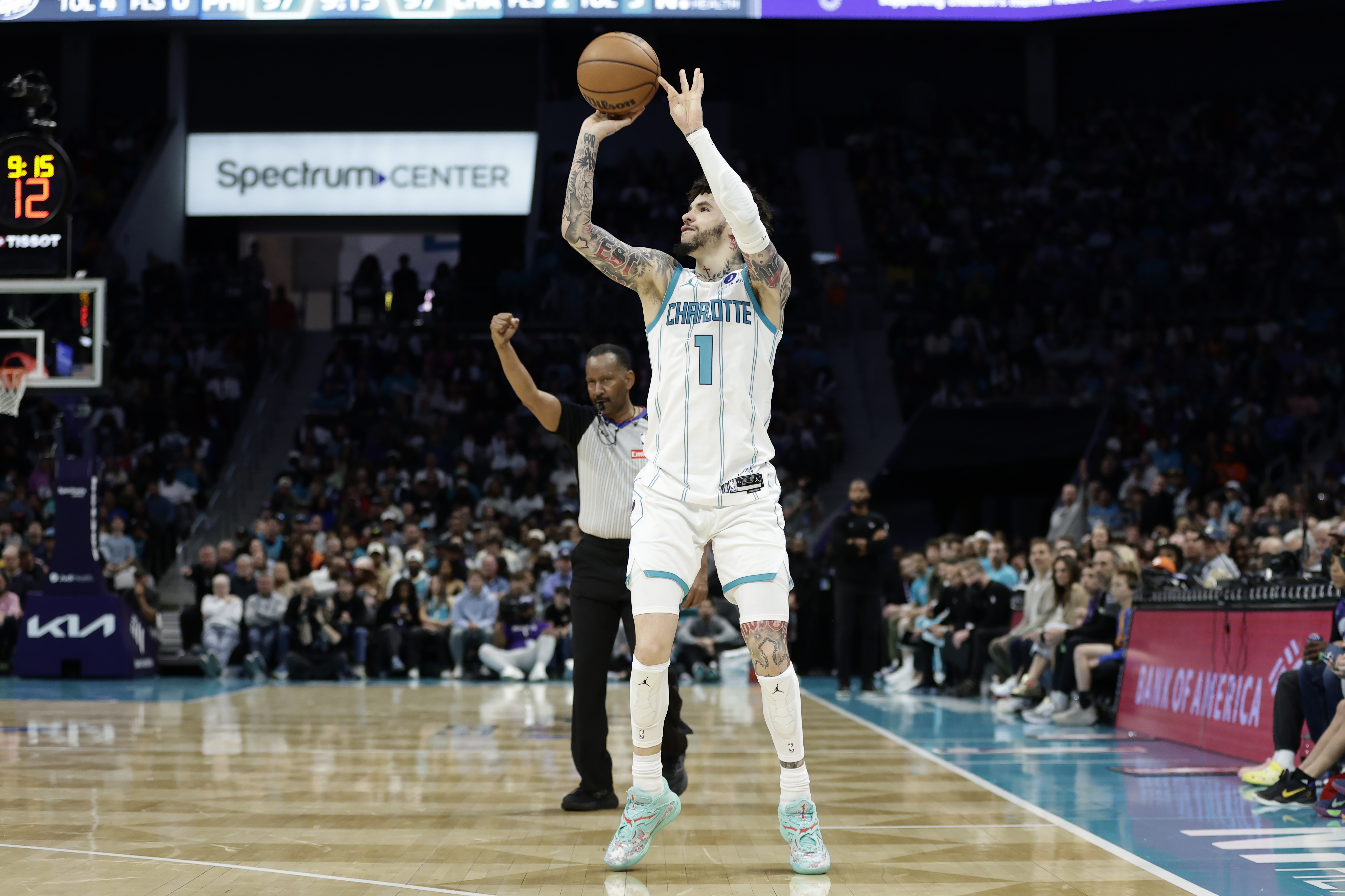 福利彩票-对飚！拉梅洛·鲍尔上半场14中8砍下23分 杰伦·布朗14中6砍18分